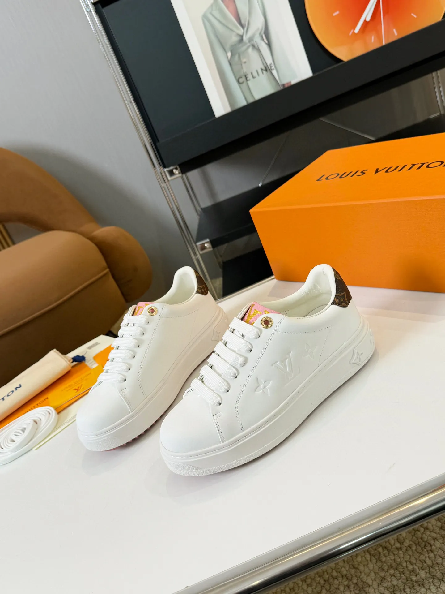 Men's Men's Shoes 💰💰660 Women's LV [Beverly Hills Sports Shoes Series] This Beverly Hills sports shoes are made of grained cow leather with Damier pattern, echoing the current season's leather goods series. The thick rubber outsole is lightweight, and an embossed Louis Vuitton logo adds a branding touch. Padded insole and technical fabric lining enhance comfort.  Detailed Features ♛ Embossed grained cowhide leather ♛ Ultra-lightweight rubber outsole ♛ Louis Vuitton logo on tongue and outsole ♛ Size: 35-40